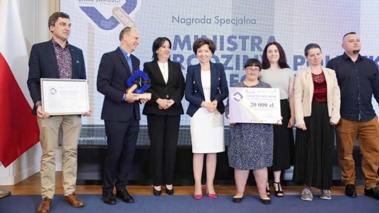 Przedstawiciele Manufaktury Pietraszki odbierają nagrodę Znak Jakości