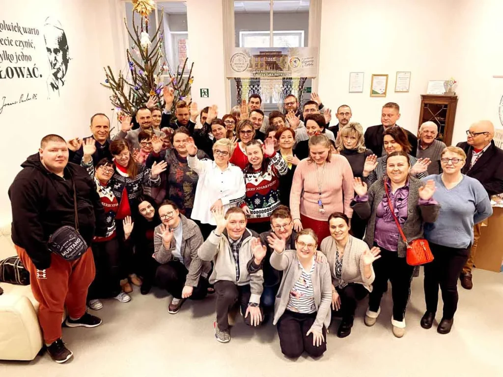 Zespół Manufaktury Pietraszki pozuje do wspólnego zdjęcia